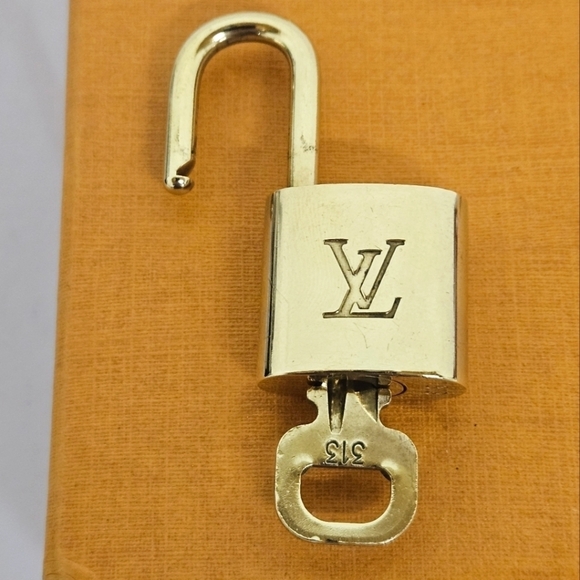 Louis Vuitton 300 Series Padlock and Key Necklace on Pochette Chain in Gold #313 - Picture 7 of 9